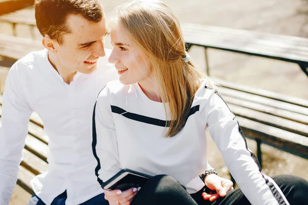 Linda pareja en una ciudad —  Fotos de Stock