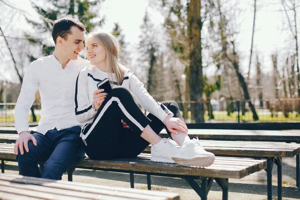 Söt par i en stad — Stockfoto