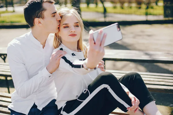 Söt par i en stad — Stockfoto