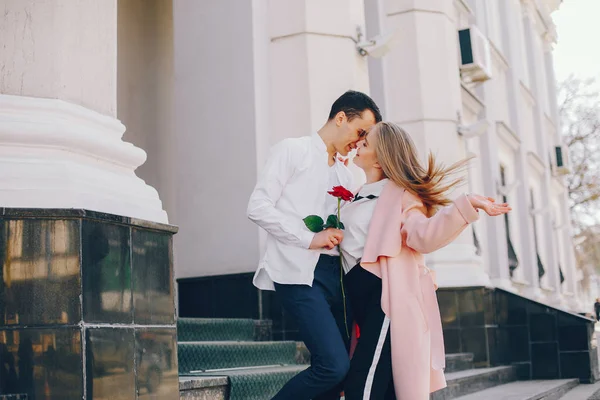 Linda pareja en una ciudad — Foto de Stock