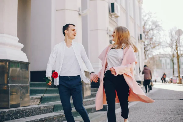 Schattig paar in een stad — Stockfoto