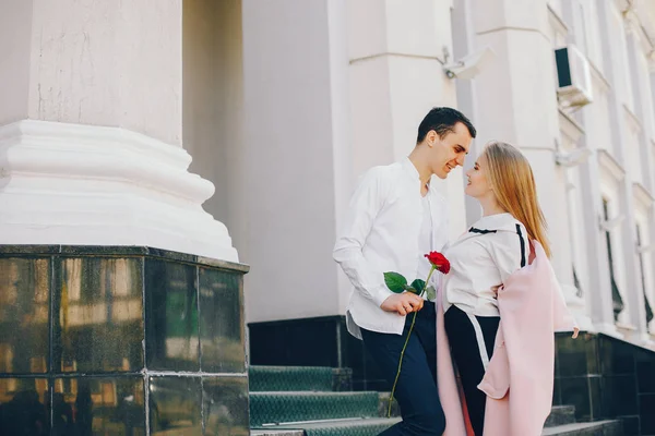 Linda pareja en una ciudad — Foto de Stock