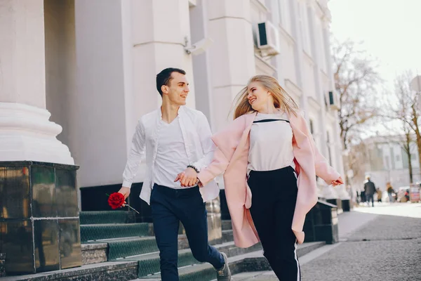 Casal bonito em uma cidade — Fotografia de Stock