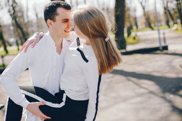 Casal bonito em uma cidade — Fotografia de Stock