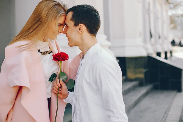 Casal bonito em uma cidade — Fotografia de Stock