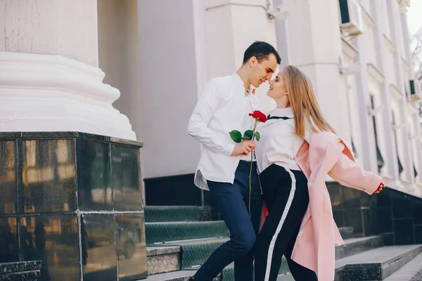 bir şehirde sevimli çift