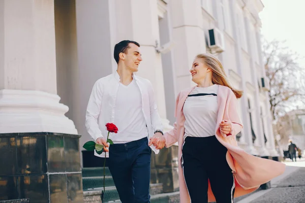 Linda pareja en una ciudad — Foto de Stock