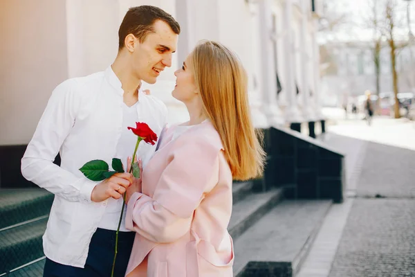 Schattig paar in een stad — Stockfoto