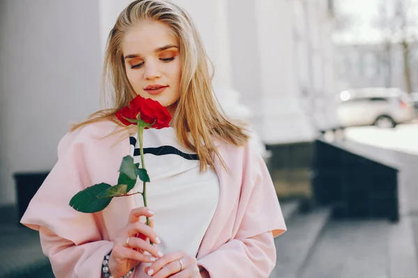 Söt blondin med rose — Stockfoto