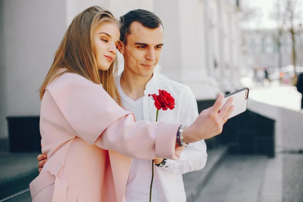 Linda pareja en una ciudad —  Fotos de Stock