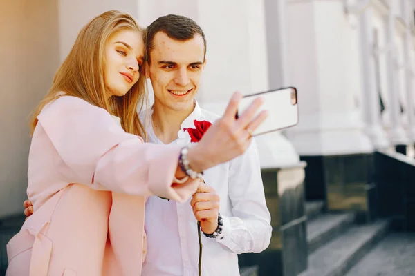 Couple mignon dans une ville — Photo