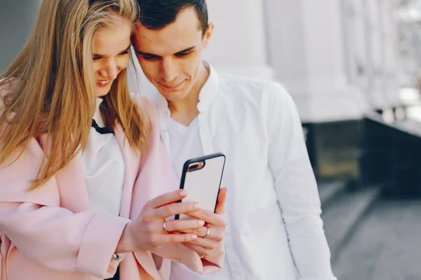 Linda pareja en una ciudad —  Fotos de Stock