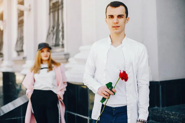 Casal bonito em uma cidade — Fotografia de Stock