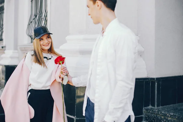 Cute couple in a city — Stock Photo, Image