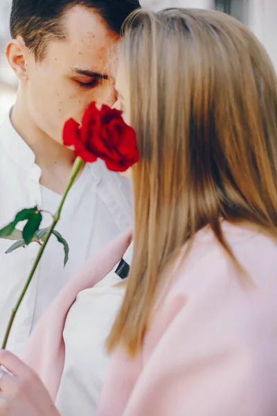 Casal bonito em uma cidade — Fotografia de Stock