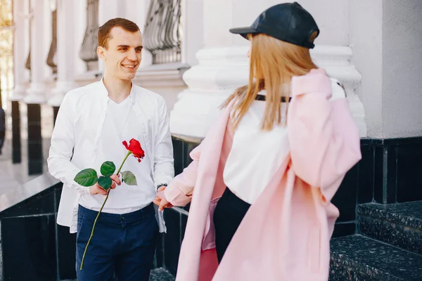 Casal bonito em uma cidade — Fotografia de Stock