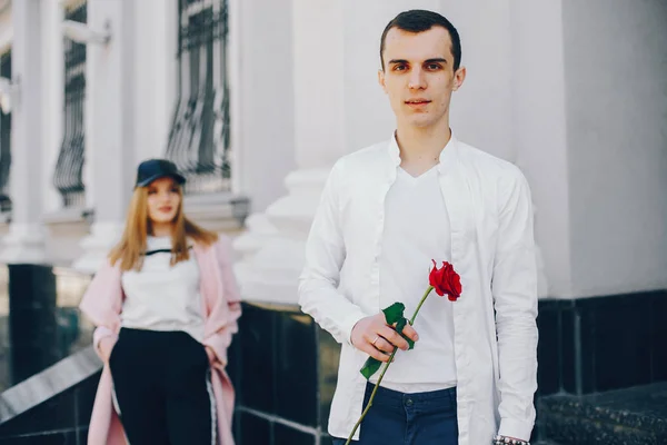 Casal bonito em uma cidade — Fotografia de Stock