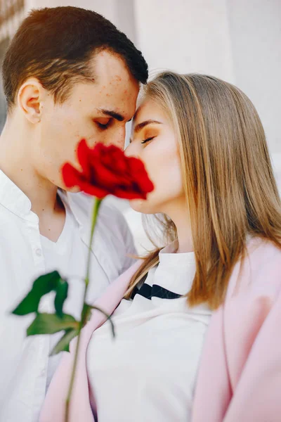 bir şehirde sevimli çift