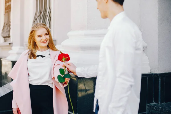 Linda pareja en una ciudad — Foto de Stock