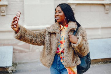 bir şehirde şık siyah kız