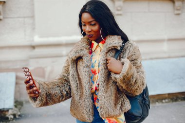 bir şehirde şık siyah kız