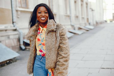 bir şehirde şık siyah kız