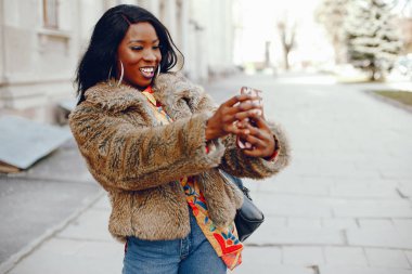 bir şehirde şık siyah kız