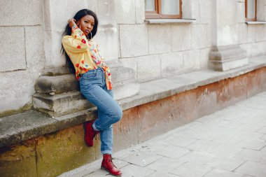 bir şehirde şık siyah kız