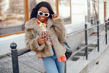 bir şehirde şık siyah kız