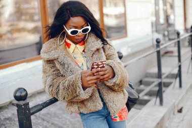 bir şehirde şık siyah kız