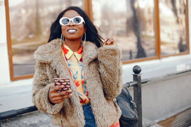 bir şehirde şık siyah kız