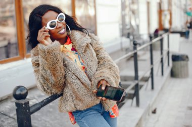 bir şehirde şık siyah kız