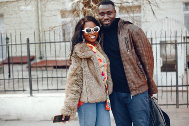 bir şehirde şık siyah kız