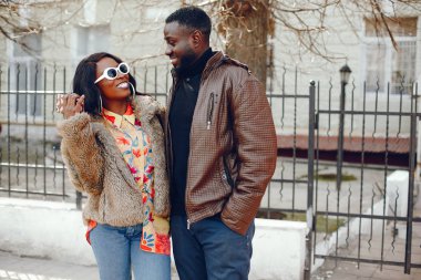 bir şehirde şık siyah kız