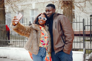 bir şehirde şık siyah kız