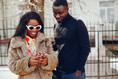 bir şehirde şık siyah kız