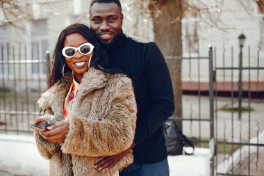 bir şehirde şık siyah kız