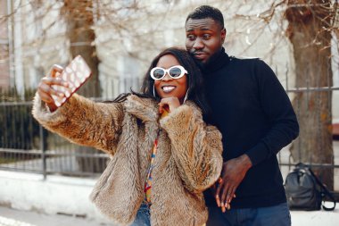 bir şehirde şık siyah kız