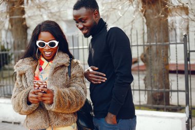 bir şehirde şık siyah kız