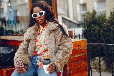 bir şehirde şık siyah kız