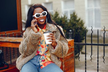 bir şehirde şık siyah kız