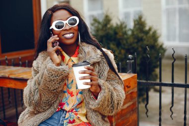 bir şehirde şık siyah kız