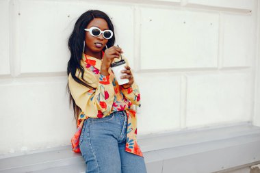 bir şehirde şık siyah kız