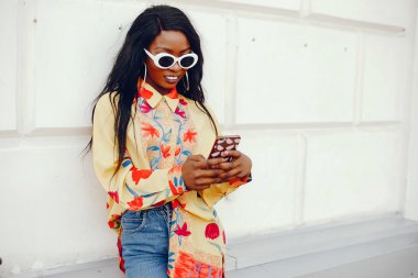 bir şehirde şık siyah kız