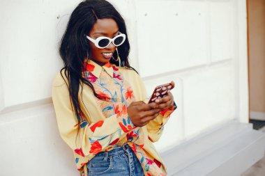 bir şehirde şık siyah kız