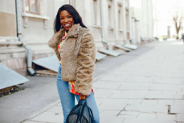 bir şehirde şık siyah kız