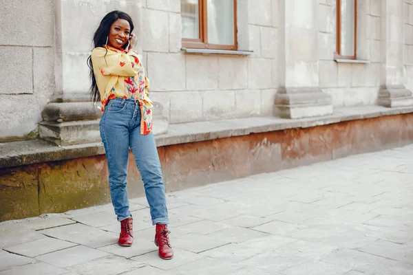 bir şehirde şık siyah kız