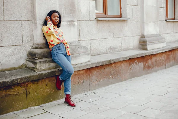 Stilvolles schwarzes Mädchen in einer Stadt — Stockfoto