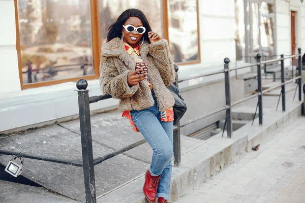 Chica negra con estilo en una ciudad — Foto de Stock