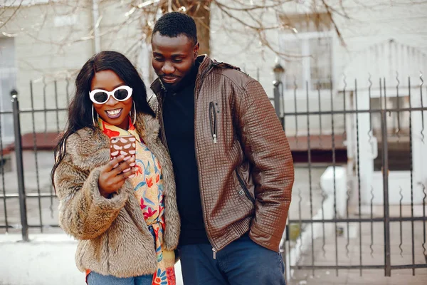 bir şehirde şık siyah kız